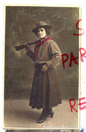 Fotografia antica: FOTO J.ARA -VALENCIA RETRATO COLOREADO A MANO SE&Ntilde;ORITA CON ESCOPETA TAMA&Ntilde;O POSTAL CON REVERSO