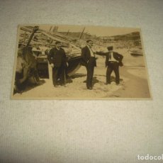Fotografía antigua: FOTO DE TRES HOMBRES EN UNA PLAYA RODEADOS DE BARCOS . RAJAR