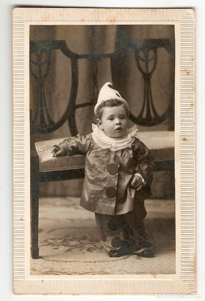 Fotografia antica: POSTAL ANTIGUA - RETRATO DE NI&Ntilde;O, DISFRAZ DE PAYASO - MEDIDAS 14 X 9 - FOT&Oacute;GRAFO BAN&Uacute;S