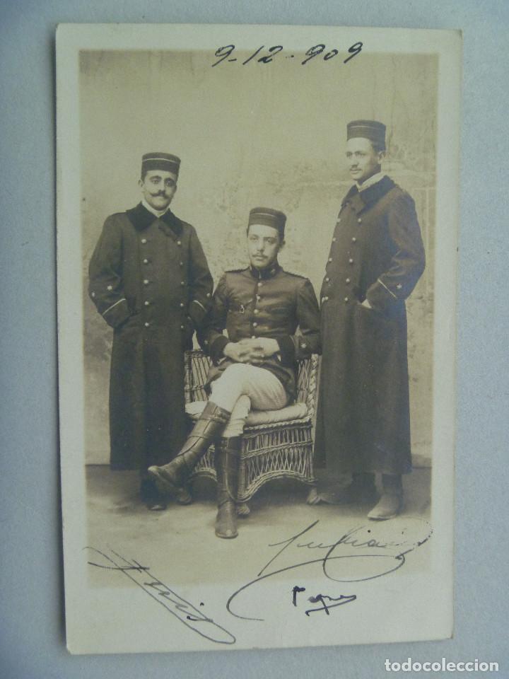 Fotografia antiga: MINUTERO FOTOGRAFO CALLEJERO DE MILITARES : TENIENTE Y ALFERECES, &iquest; CABALLERIA ?.CORONA REAL