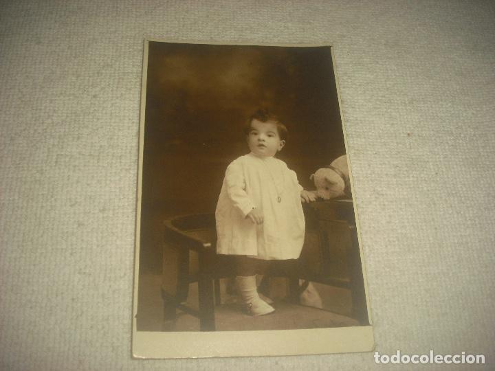 Fotografia antica: FOTO DE NI&Ntilde;O PEQUE&Ntilde;O CON JUGUETE ANTIGUO . FOTO NYSSEN