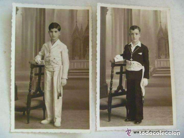 Alte Fotografie: LOTE DE 2 FOTOS DE ESTUDIO DE NI&Ntilde;OS DE PRIMERA COMUNION, RECLINATORIO Y FONDO DECORADO.A&Ntilde;OS 20-30
