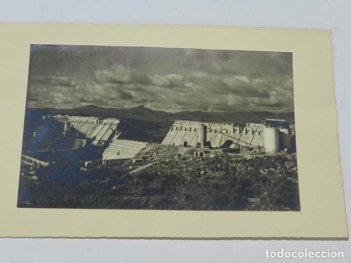 Fotografia antica: FOTOGRAFIA DE CACERES, PANTANO DE GABRIEL Y GALAN, SOBRE EL RIO ALAGON, EN TARJETA DE FELICITACION D