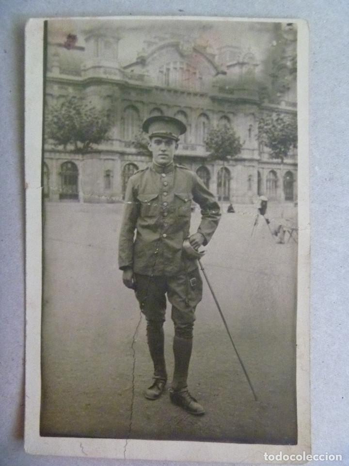 Fotograf&iacute;a antigua: MINUTERO CALLEJERO DE MILITAR DE CABALLERIA , LANCERO DE SANTIAGO CON SABLE . DETRAS FOTOGRAFO