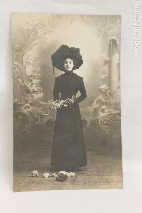 Alte Fotografie: FOTOGRAFIA SE&Ntilde;ORITA CON ROSAS Y SOMBRERO DE EPOCA, A&Ntilde;OS 20