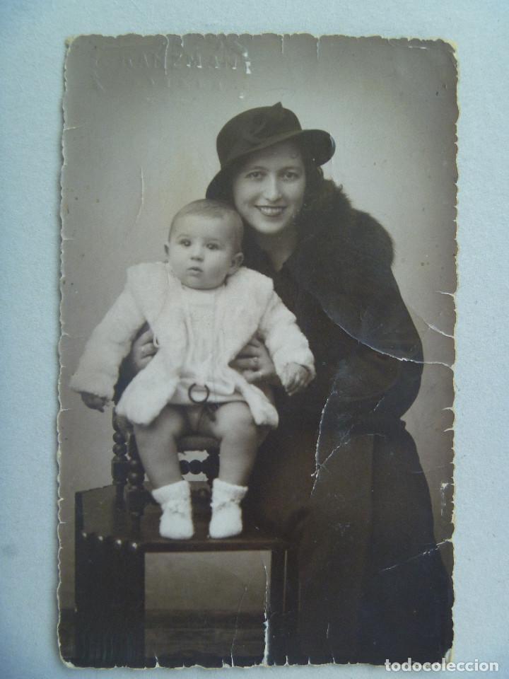 Alte Fotografie: FOTO DE ESTUDIO DE MADRE MUY ELEGANTE Y BEBE CON CHUPE, A&Ntilde;OS 20 . DE GRANZMAN , SEVILLA.