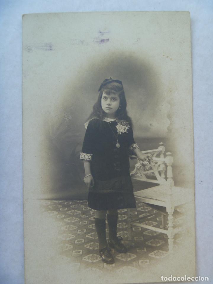 Fotograf&iacute;a antigua: BONITA FOTO DE ESTUDIO DE UNA NI&Ntilde;A CON MEDALLITA Y SILLA. A&Ntilde;OS 20
