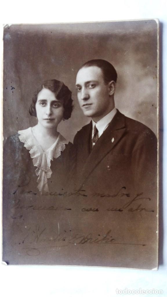 Alte Fotografie: FOTOGRAFIA PAREJA POSANDO, A&Ntilde;O 1933, FOTOGRAFIA MONTILLA CORDOBA, MEDIDAS 9 X 14 CM