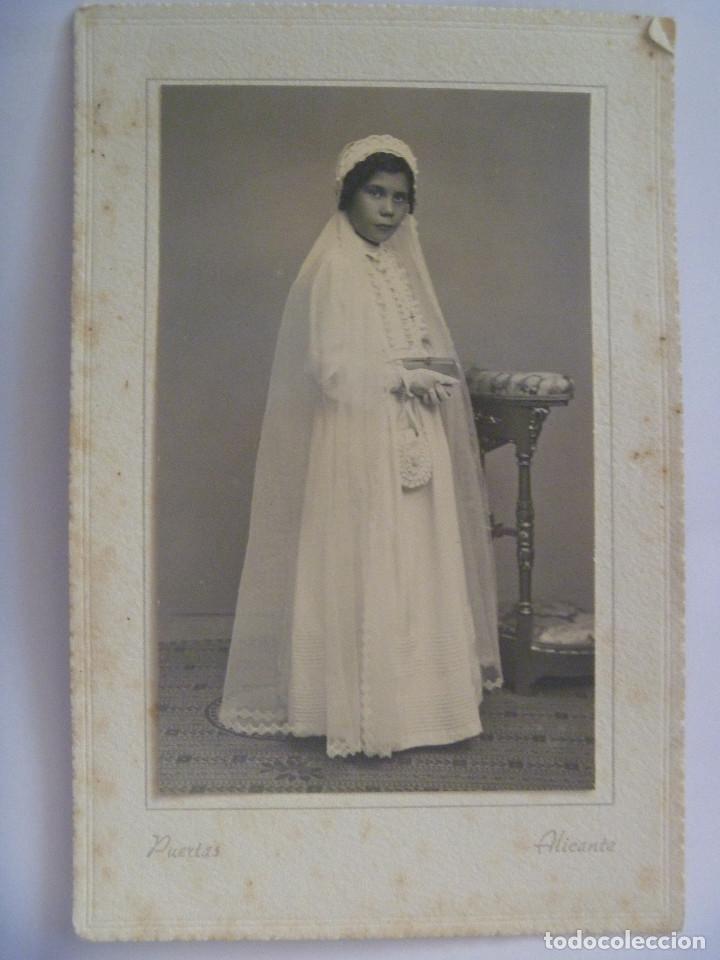 Fotografia antiga: FOTO DE ESTUDIO DE NI&Ntilde;A DE PRIMERA COMUNION, A&Ntilde;OS 50 . DE PUERTAS, ALICANTE