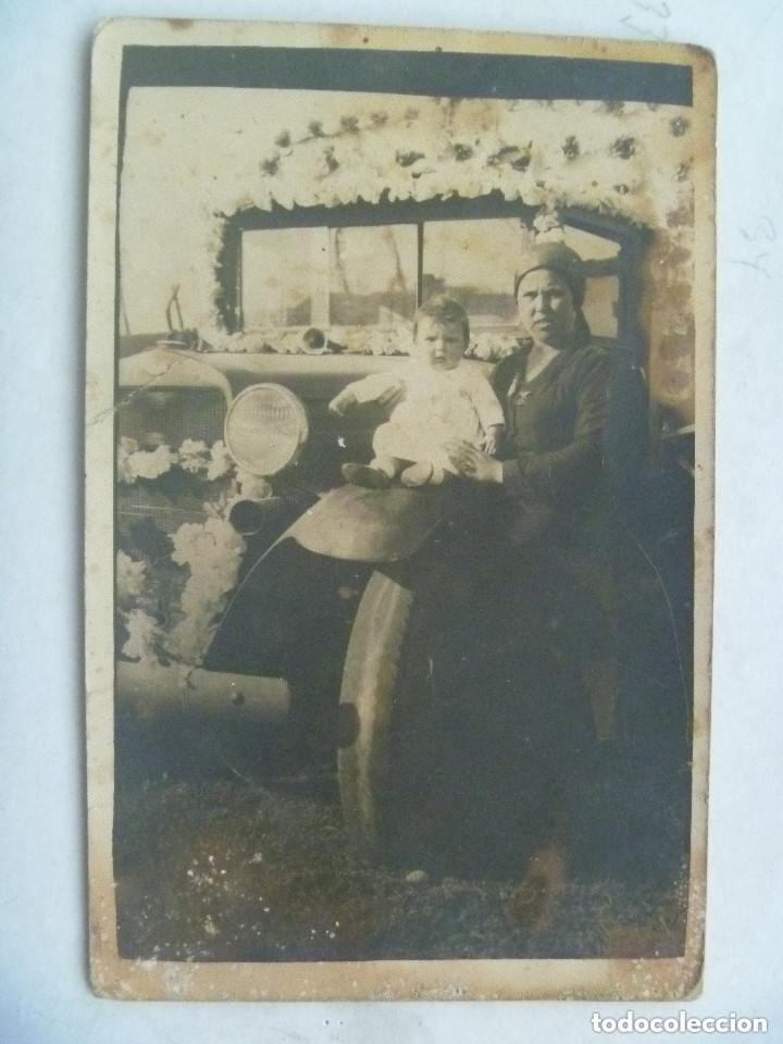 Alte Fotografie: FOTO DE MUJER CON NI&Ntilde;O PEQUE&Ntilde;O Y CAMION ENGALANADO . ROMERIA DEL ROCIO 1925.