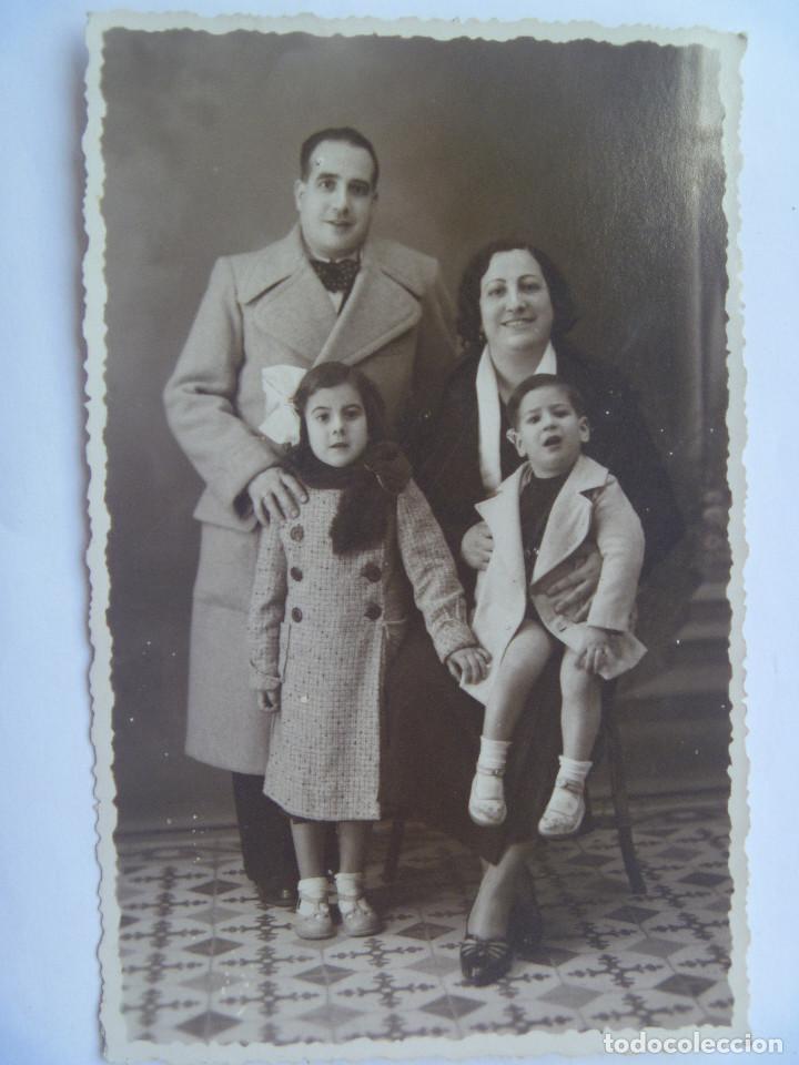 Photographie ancienne: FOTO DE ESTUDIO DE UNA FAMILIA . ENERO DE 1936 . DE FOTO-IRIS , MALAGA
