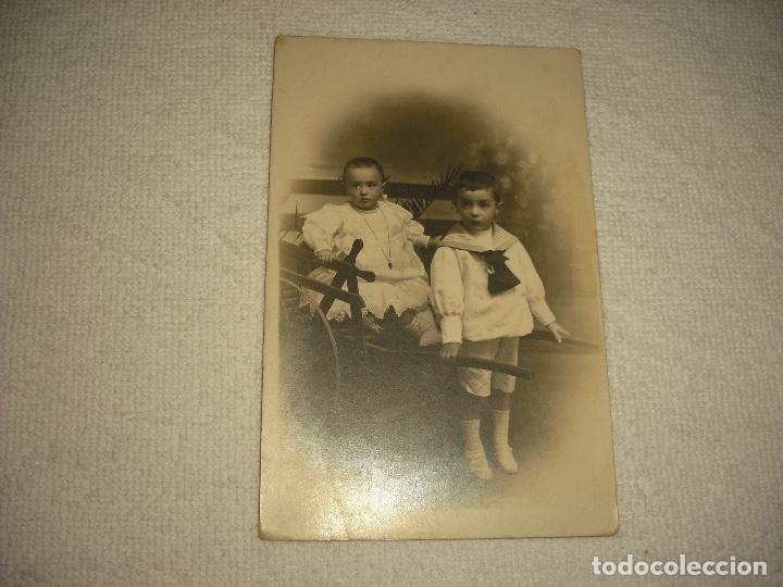 Fotograf&iacute;a antigua: ANTIGUA FOTO DE DOS NI&Ntilde;OS . UNO DE ELLOS SUBIDO EN UN ANTIGUO CARRO . NYSSEN