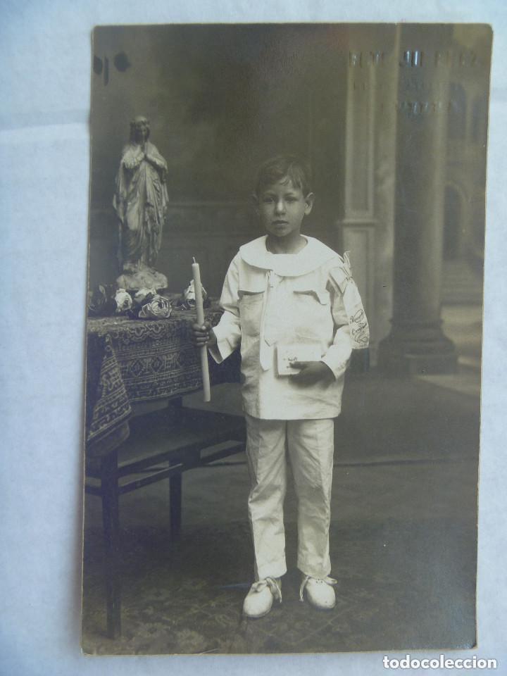 Photographie ancienne: FOTO DE ESTUDIO DE NI&Ntilde;O DE PRIMERA COMUNION Y ALTAR, A&Ntilde;OS 20 . DE JIMENEZ , SEVILLA