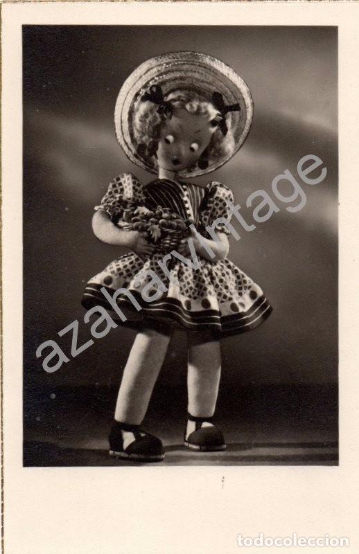 Alte Fotografie: RARA POSTAL FOTOGRAFICA DE UNA MU&Ntilde;ECA ANTIGUA,