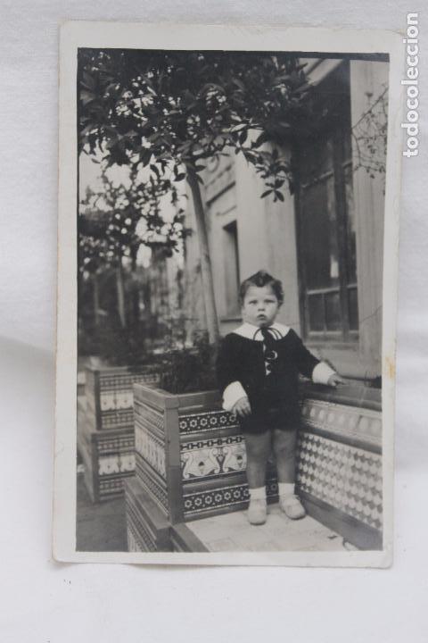Alte Fotografie: ANTIGUA FOTOGRAFIA DE NI&Ntilde;O DE PIE EN UN BANCO DE UNA PLAZA - A&Ntilde;O 1932