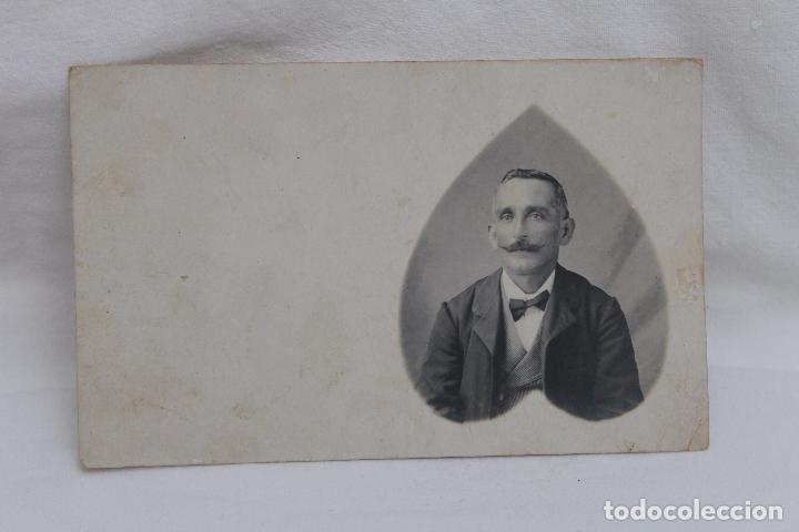 Alte Fotografie: FOTOGRAFIA SE&Ntilde;OR CON PAJARITA ENTRE CORAZON, SIN AUTOR