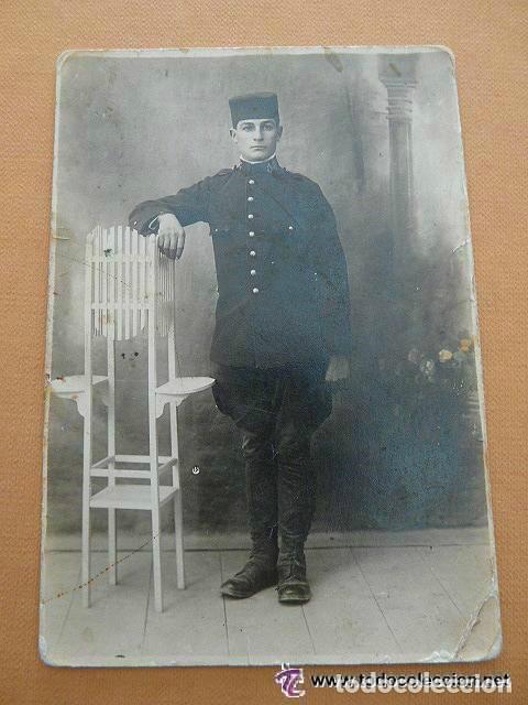 Photographie ancienne: FOTO DE ESTUDIO DE MILITAR RGTO. INFANTERIA MALLORCA N&ordm; 13 , MACETERO MODERNISTA Y FONDO DECORADO