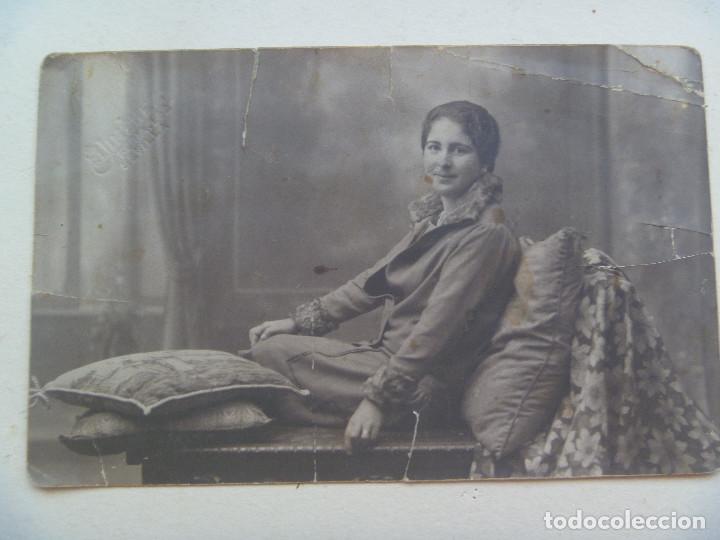 Fotografia antiga: FOTO DE ESTUDIO DE SE&Ntilde;ORITA RECOSTADA EN SILLON Y COJINES . DE JIMENEZ , SEVILLA