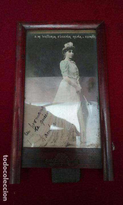 Fotograf&iacute;a antigua: Marco art deco con fotograf&iacute;a postal de la Reina Victoria Eugenia de Espa&ntilde;a. Madera.