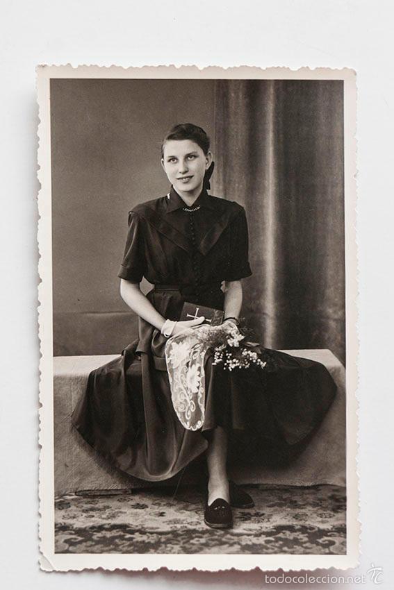Photographie ancienne: Chica joven sentada con flores, velo y misal entre las manos