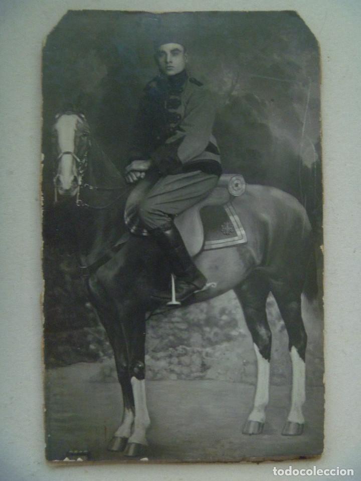 Fotograf&iacute;a antigua: MINUTERO FOTOGRAFO CALLEJERO DE MILITAR DE CABALLERIA (  MONTESA ) CON PELLIZA. EN CABALLO DECORADO