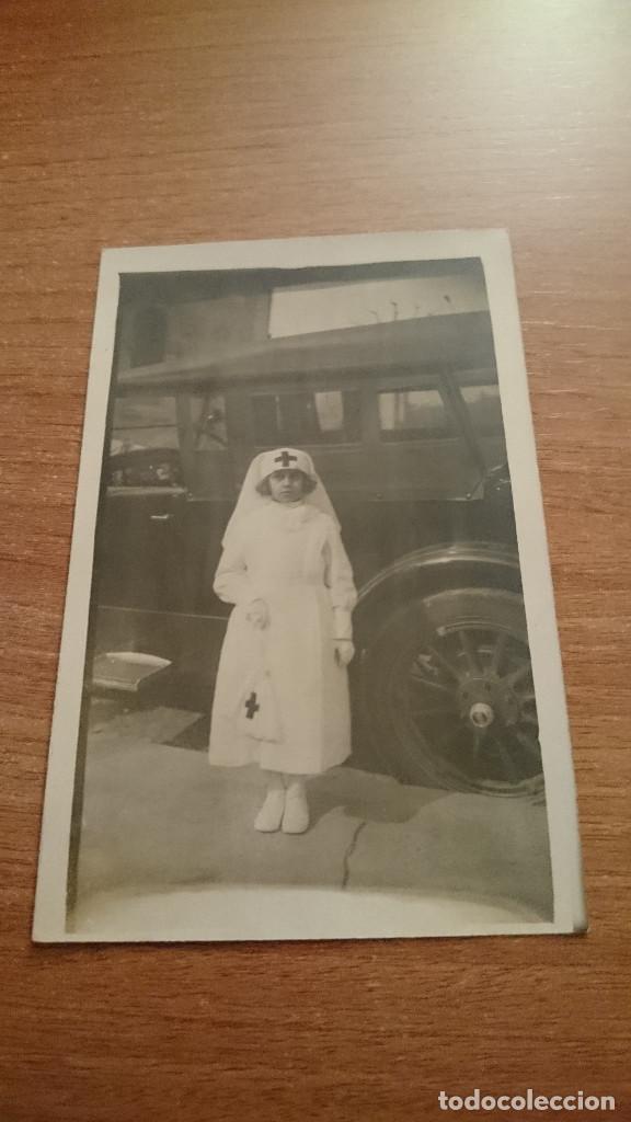 Fotograf&iacute;a antigua: TARJETA POSTAL NI&Ntilde;A CON VESTIDO DE LA CRUZ ROJA Y COCHE