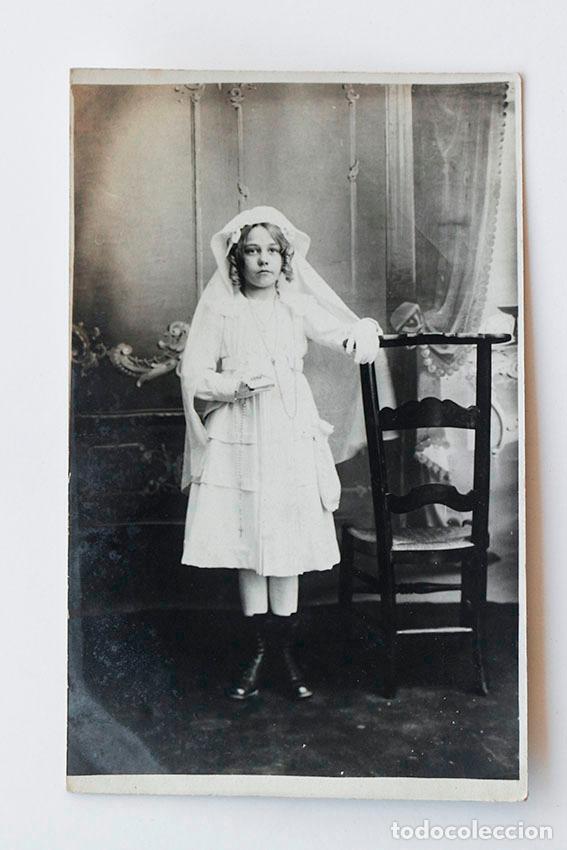 Fotograf&iacute;a antigua: Ni&ntilde;a con tirabuzones vestida de primera comuni&oacute;n
