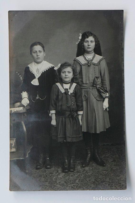 Fotograf&iacute;a antigua: Foto antigua de tres hermanos. Ppios Siglo XX
