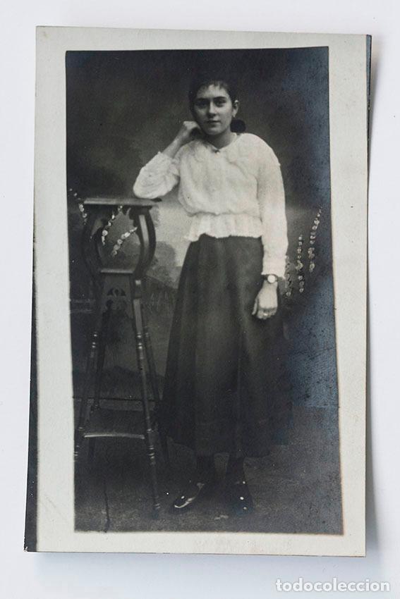 Fotografia antica: Retrato de estudio de chica joven en 1900