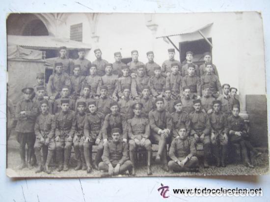 Fotograf&iacute;a antigua: FOTO DE SOLDADOS DE SANIDAD MILITAR CON SU SARGENTO POSANDO . PRINCIPIOS DE SIGLO