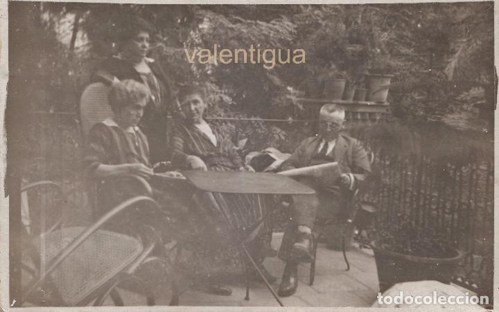Fotograf&iacute;a antigua: Fant&aacute;stica fotograf&iacute;a Tarjeta Postal. Grupo familiar descansando en el jard&iacute;n. 1900-1910.