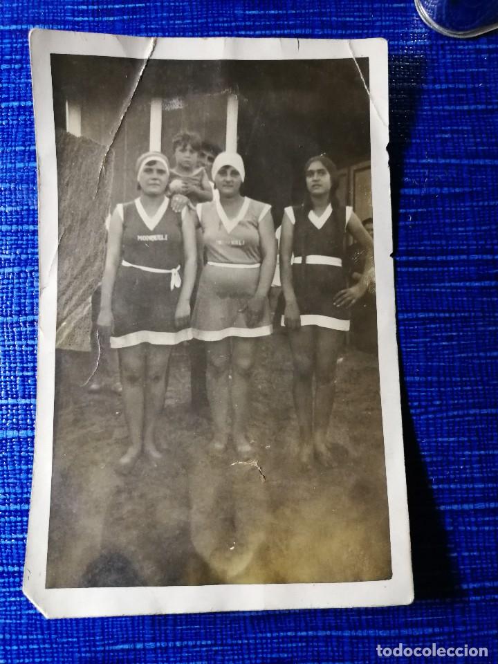Fotograf&iacute;a antigua: Antigua fotograf&iacute;a postal. chicas en traje de ba&ntilde;o. Foto.