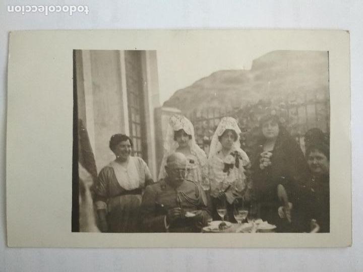 Antique Photography: MUJERES CON MANTILLA, ALREDEDOR DE MILITAR