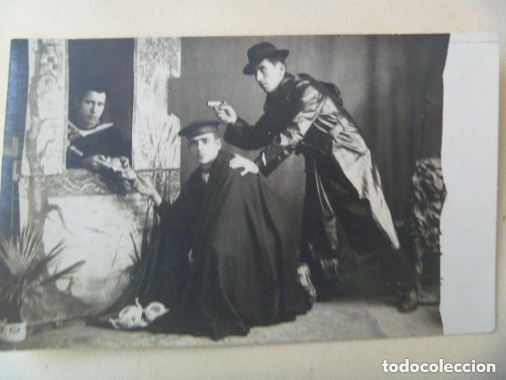 Fotograf&iacute;a antigua: MINUTERO DE FOTOGRAFO DE FERIA CON MARINEROS SIMULANDO UN ATRACO, LEPANTO: ARSENAL. A&Ntilde;OS 30