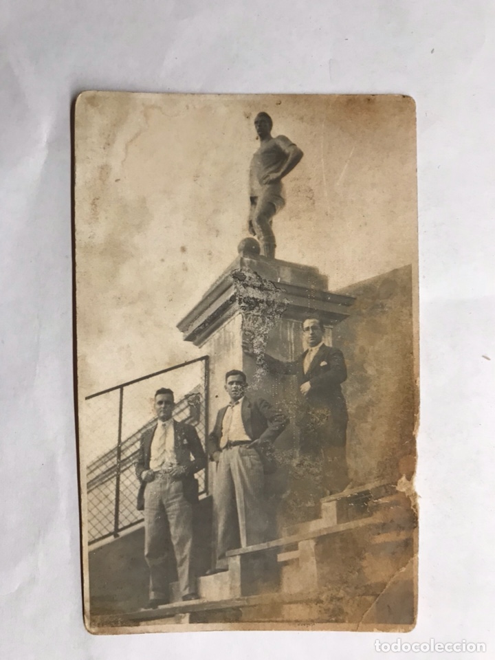 Alte Fotografie: Fotograf&iacute;a Antigua A&ntilde;os Veinte.. Amigos junto Escultura dentro del campo de f&uacute;tbol (h.1920?)