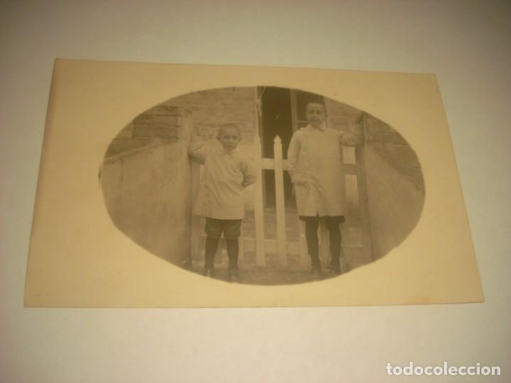 Antique Photography: ANTIGUA FOTO DE DOS NI&Ntilde;OS CON BATAS ESCOLARES.ESCRITA.