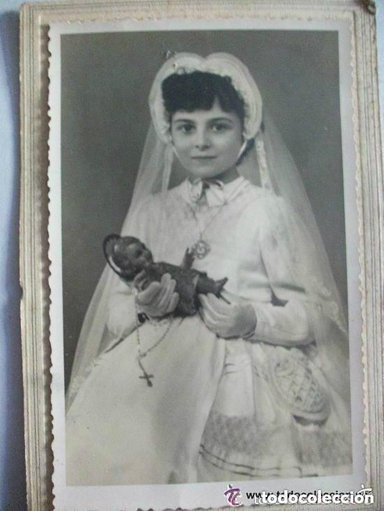 Fotograf&iacute;a antigua: BONITA FOTO DE ESTUDIO DE NI&Ntilde;A DE PRIMERA COMUNION CON IMAGEN DE NI&Ntilde;O JESUS, A&Ntilde;OS 40