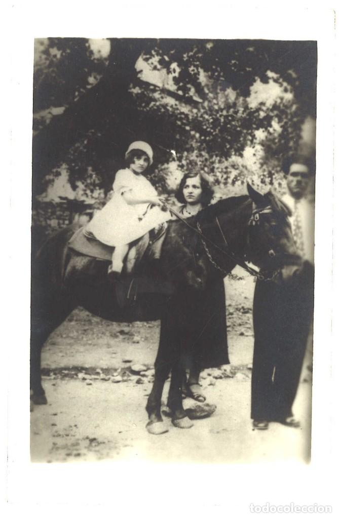 Fotograf&iacute;a antigua: Postal fotogr&aacute;fica de ni&ntilde;a sobre yegua