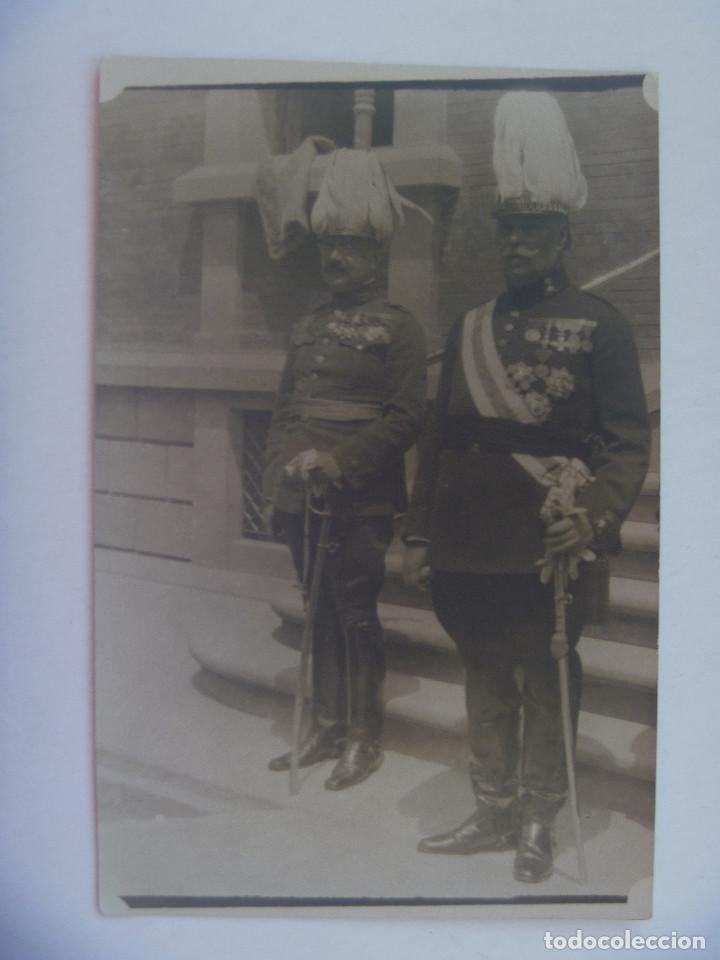 Fotograf&iacute;a antigua: FOTO DE GENERALES MUY CONDECORADOS , CON CASCO DE PLUMAS , FAJIN Y SABLE. PRINCIPIOS DE SIGLO