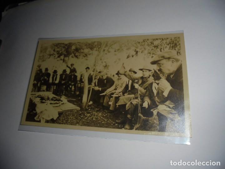 Photographie ancienne: FOTOGRAFIA DISFRUTANDO DE UN CORDERO A LA ESTACA BOTA DE VINO POSIBLEMENTE ASTURIAS