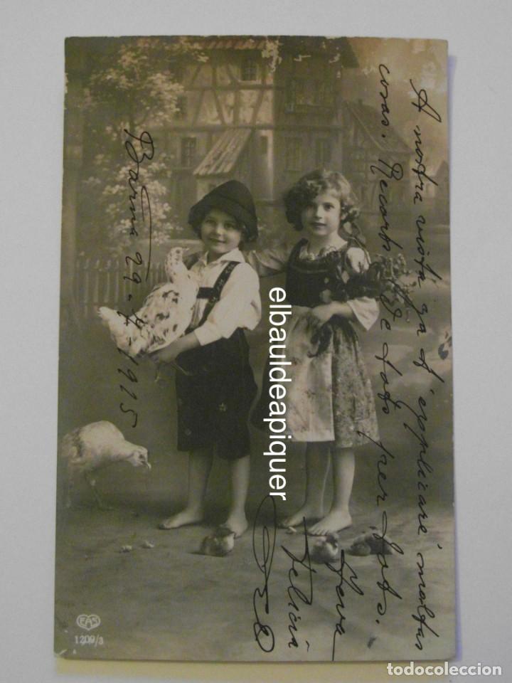 Fotografia antica: foto postal fotografia de estudio de retrato de dos ni&ntilde;os con animales y flores. 1915. CCTT