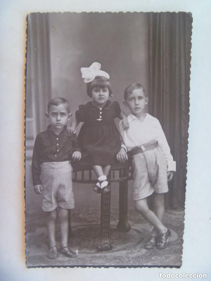 Alte Fotografie: FOTO DE ESTUDIO DE NI&Ntilde;OS BIEN VESTIDOS, CON PANTALON CORTO Y HERMANA. DE ARENAS, SEVILLA. PP. SIGLO