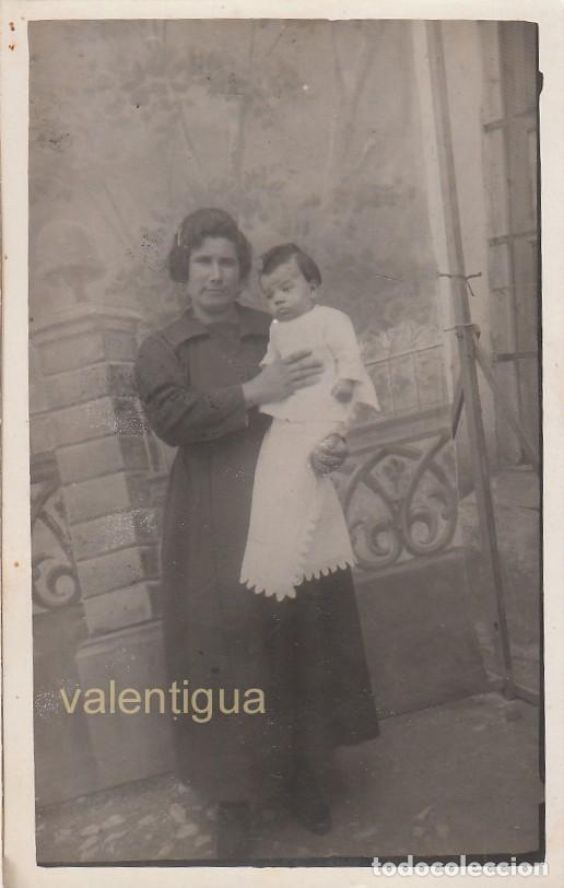 Photographie ancienne: Curiosa foto Tarjeta Postal. Madre con beb&eacute; en brazos Decorado con su caballete detr&aacute;s. 1900-10
