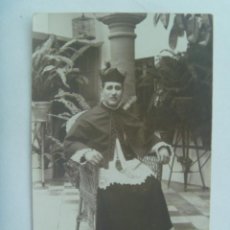Fotografía antigua: FOTO DE SACERDOTE CON BONETE EN PATIO ANDALUZ, AL FONDO JAULA CON PAJARITO, 1930