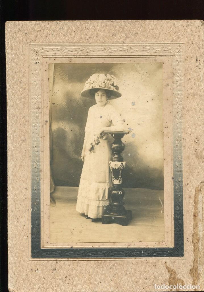 Fotograf&iacute;a antigua: foto antigua de estudio. dama con sombrero. siglo XIX.