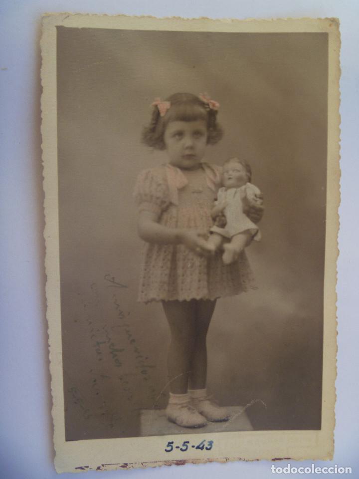 Fotografia antica: PRECIOSA DE FOTO ESTUDIO DE NI&Ntilde;A CON MU&Ntilde;ECA, 1943. COLOREADA