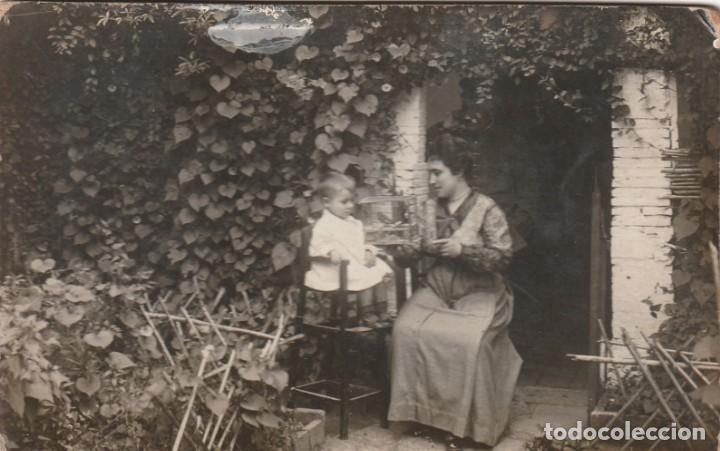 Photographie ancienne: FOTO ANTIGUA BEBE ESTAMPA FAMILIAR EN CASA EN LA HUERTA 8,50 X 13,50 CM.