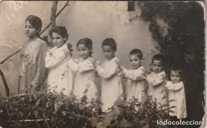 Fotograf&iacute;a antigua: FOTO ANTIGUA GRUPO DE NI&Ntilde;OS EN FILA 8,50 X 13,50 CM.