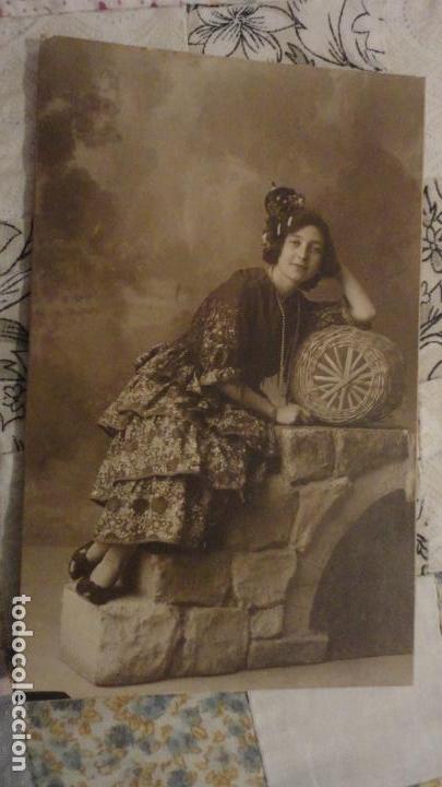 Fotograf&iacute;a antigua: ANTIGUA FOTOGRAFIA DE CHICA.TRAJE TIPICO Y CESTO MIMBRE. FOTO MORALES Y VALDIVIESO. GRANADA A&Ntilde;OS 20