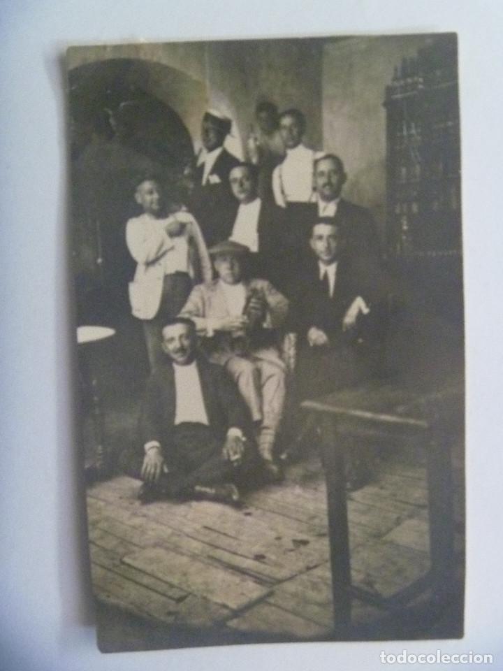 Fotografia antica: FOTO DE HOMBRES EN UNA TABERNA , BOTELLAS DE VINO, ETC . PRINCIPIOS DE SIGLO